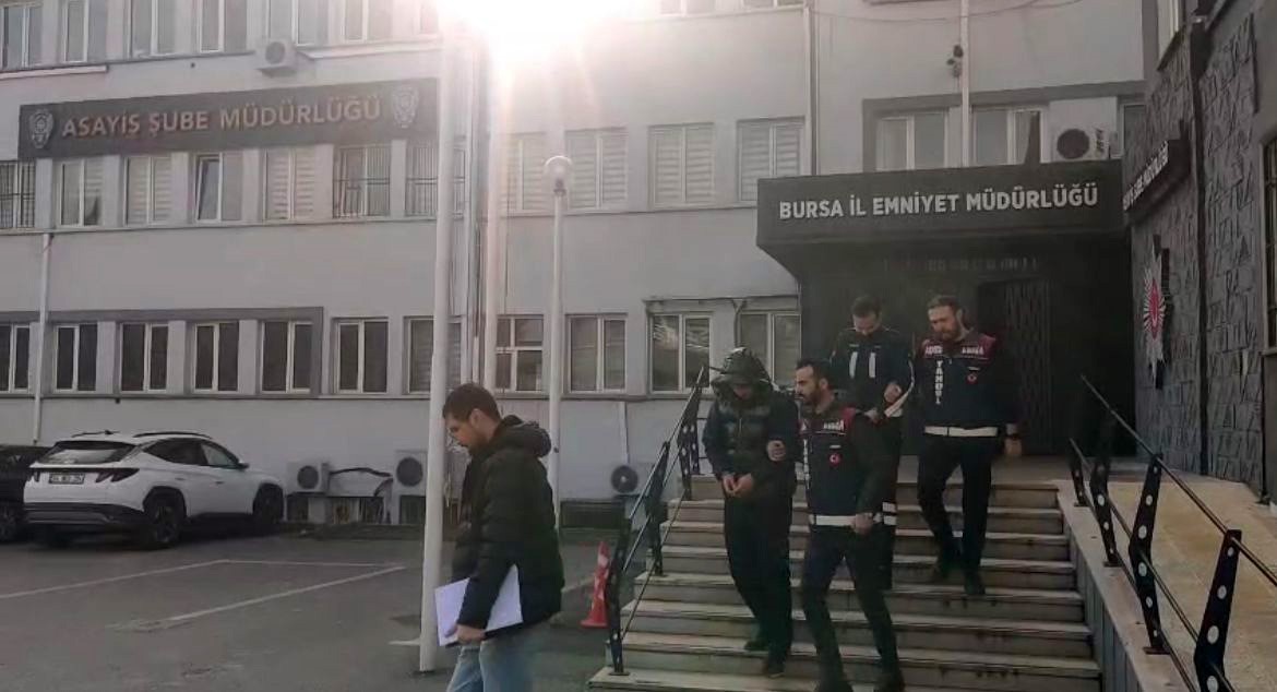 Bursa’nın Osmangazi ilçesinde, kendilerini polis ve savcı olarak tanıtarak yaşlı
