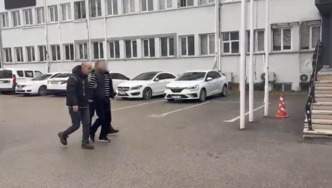Bursa’da husumetlisine kurşun yağdıran şahıs yakalandı Bursa'da husumetlisini cadde ortasında silahla kovalayan ve çevredeki kalabalığa aldırış