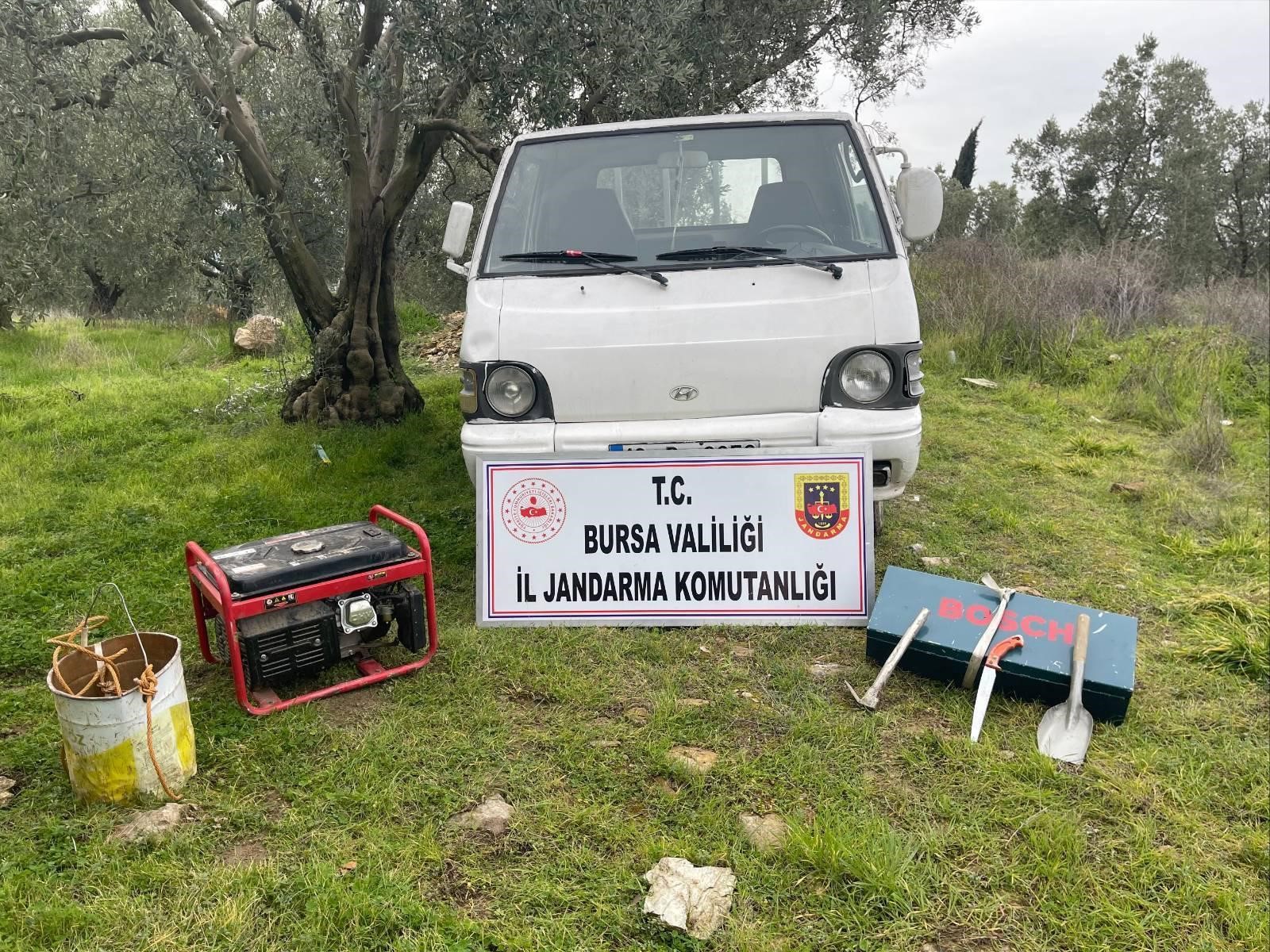 Bursa'nın İznik ilçesinde kaçak kazı yaptığı iddia edilen 2 kişi