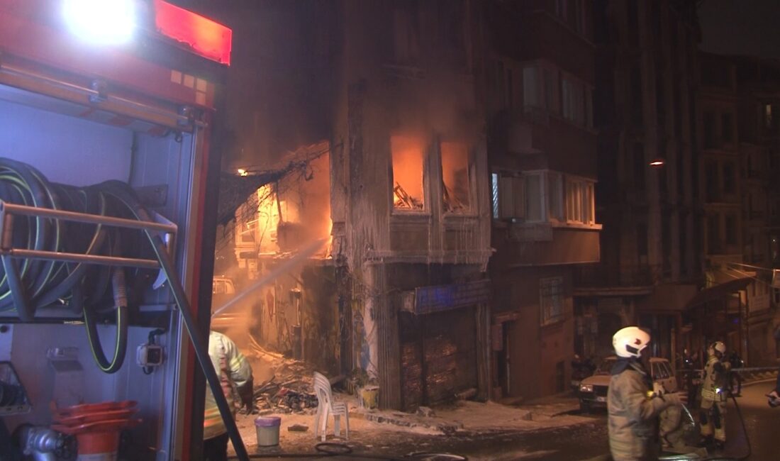 Alevler binayı sardı, 2 kişi çatıya kaçtı Beyoğlu’nda 4 katlı bir binanın 1’inci katında çıkan yangın paniğe