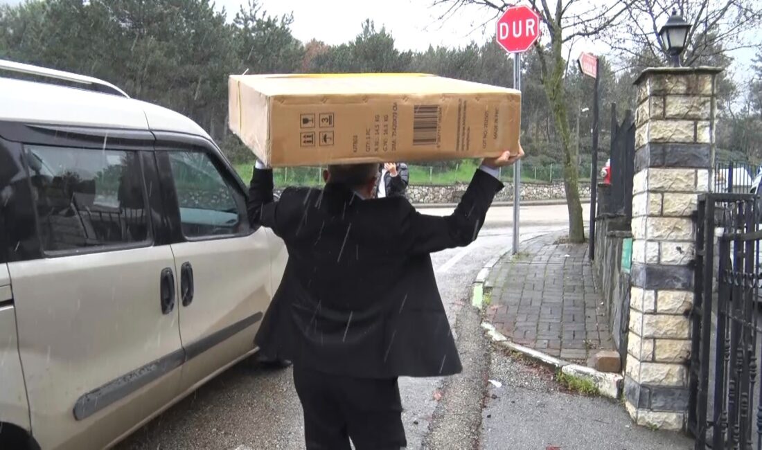 Bursa’da karlı havada yürekleri ısıtıyor Bursa'da ihtiyaç sahiplerine tekerlekli sandalye dağıtımı yapan TÜMBULSEVDER Genel Başkanı