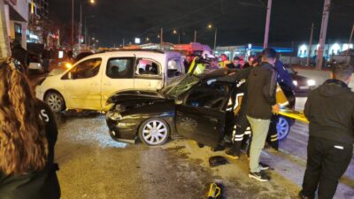Bursa’nın Yıldırım ilçesinde aşırı hızlı seyreden otomobil park halindeki, araçlara