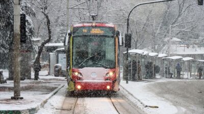 Bursa’da kar yağışının başlamasıyla birlikte Büyükşehir Belediyesi alarm durumuna geçti.
