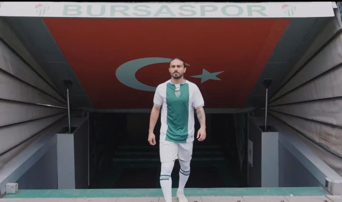 Bursaspor Halil Akbunar’ı açıkladı! Bursaspor, Süper Lig ekibi Eyüpspor'un tecrübeli oyuncusu Halil Akbunar'ı transfer