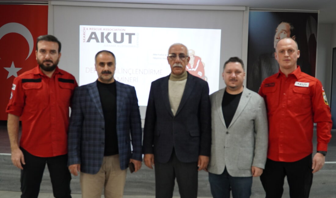 Bursa’da öğrencilere uzmanlarından deprem bilinci semineri Bursa'nın Osmangazi ilçesinde bulunan Akpınar Selahaddin Eyyubi Ortaokulu'nda öğrenciler deprem
