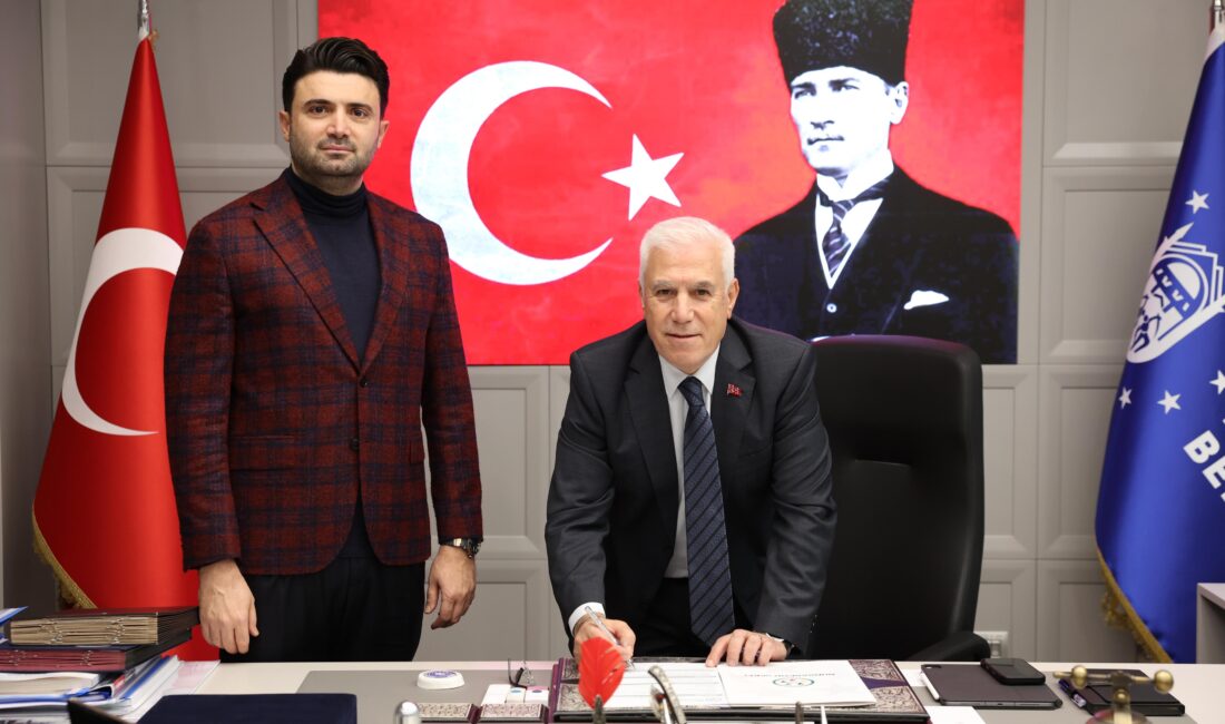 Bozbey Bursaspor Vakfı Mütevelli Heyeti’ne katıldı Bursa Büyükşehir Belediye Başkanı Mustafa Bozbey, Bursaspor Vakfı'nın Mütevelli Heyeti'ne