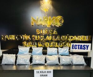 Bursa’da düzenlenen narkotik operasyonunda on binlerce uyuşturucu hap ele geçirildi.