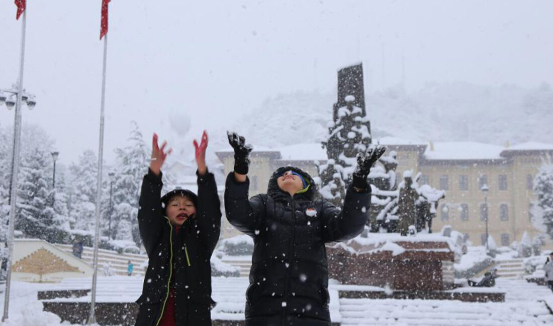 Eğitime kar engeli! Meteorolojinin uyarılarının ardından birçok kentte kar yağışı etkisini arttırdı. Yoğun