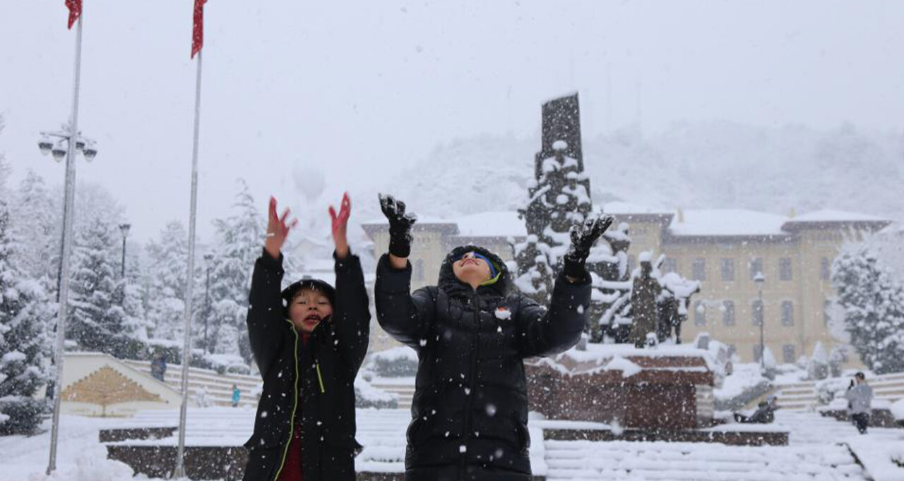 Meteorolojinin uyarılarının ardından birçok kentte kar yağışı etkisini arttırdı. Yoğun