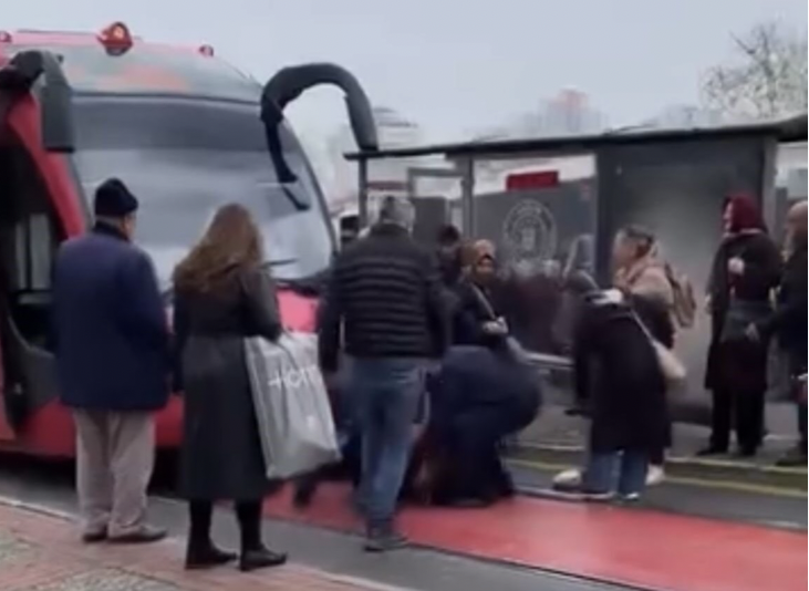 Bursa’nın Osmangazi ilçesinde meydana gelen kazada, seyir halindeki tramvayın çarptığı