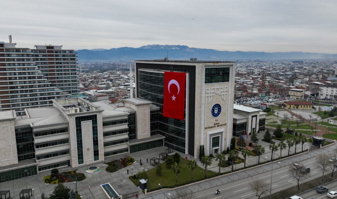 Bursa Türk Bayraklarıyla donatıldı Bursa Büyükşehir Belediyesi, Nusaybin–Kamışlı sınır hattında Türk bayrağına yönelik saldırının