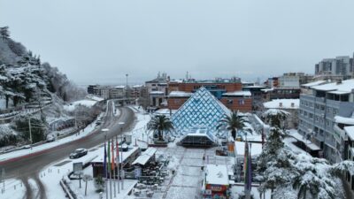 Bursa yeni yılın ilk gününe karla uyandı. Her yer bembeyaz