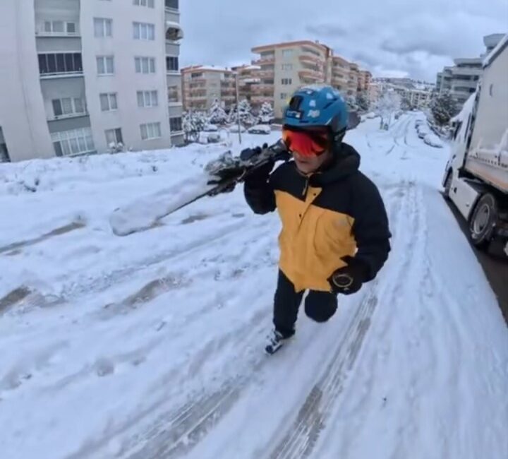Bursa’da işe kayakla gitti Bursa'da dün etkili olan kar yağışı sonrası bir vatandaş işe