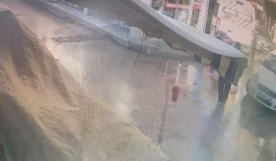 Bursa’da alışveriş yaptıktan sonra otomobilin altında kaldı Bursa’da alışveriş yaptıktan sonra yolun karşısına geçmek isteyen yaşlı adam,
