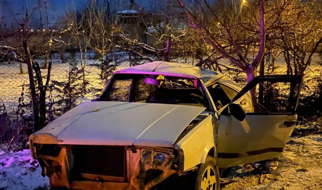 Bursa’da tarlaya uçan otomobil hurdaya döndü Bursa'nın İnegöl ilçesinde meydana gelen tek taraflı kazada, tarlaya alana