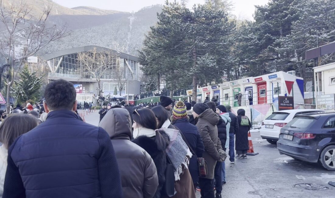 Bursa’da Uludağ’a çıkmak isteyenler kuyruk oluşturdu Kış turizminin önemli merkezlerinden Uludağ'a çıkmak isteyen vatandaşlar, sabahın erken