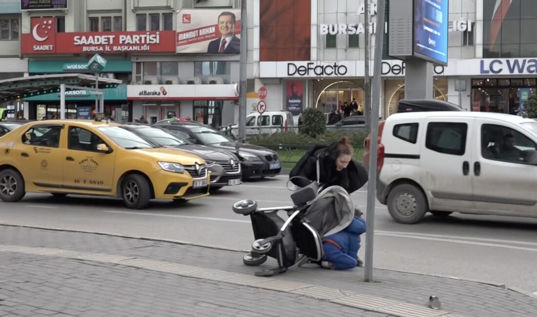 Bursa’da bebek arabası lodosla birlikte sürüklenerek devrildi Bursa'da etkili olan şiddetli lodos, sokakta yürüyen vatandaşlara zor anlar