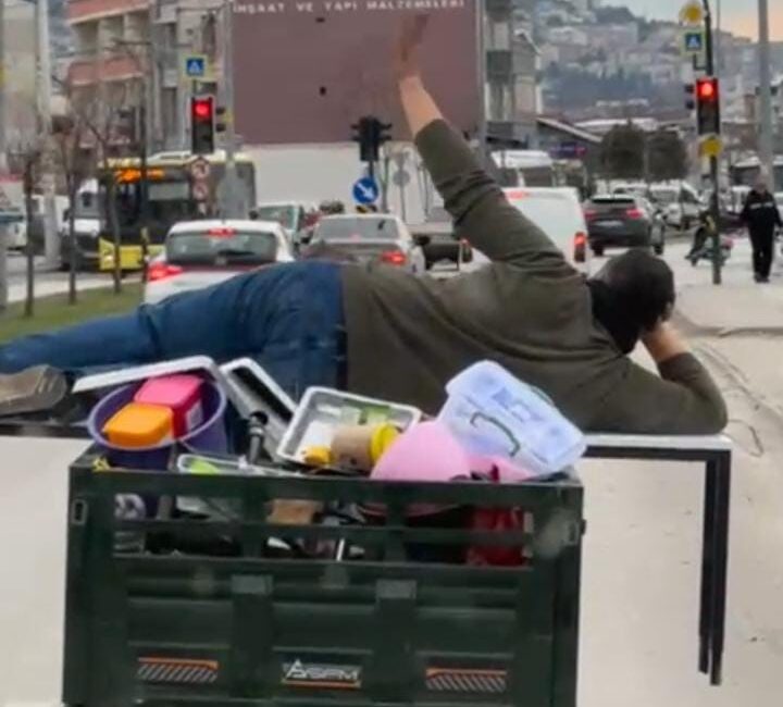 Bursa’da tehlikeli yolculuk Bursa trafiğinde motorun üzerinde yatarak ilerleyen şahıs trafikteki rahat tavırlarıyla dikkat