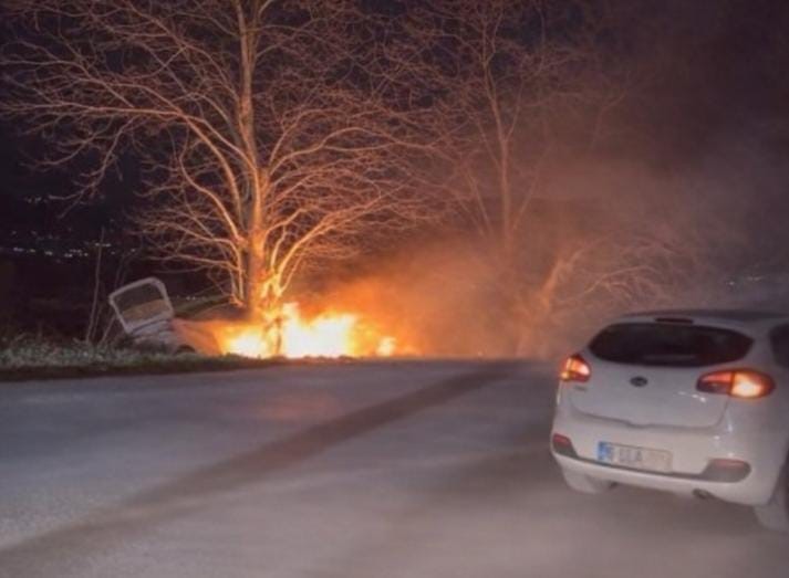 Bursa’da otomobil önce ağaca çarptı sonra alev aldı Bursa'da kontrolden çıkan otomobil ağaca çarptıktan sonra alev aldı, vatandaşlar