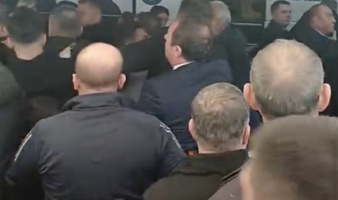 Bursa’da Bozbey’e saldırı girişimi! Bursa Büyükşehir Belediye Başkanı Mustafa Bozbey’e yumruklu saldırı girişimi, polis ve zabıta