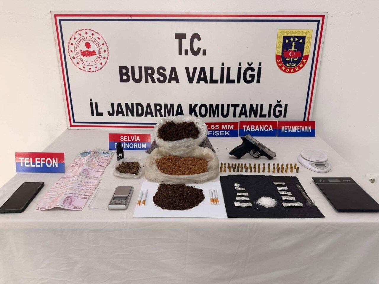 Bursa'nın Yıldırım ilçesinde jandarma ekiplerince düzenlenen operasyonda, çok miktarda uyuşturucu