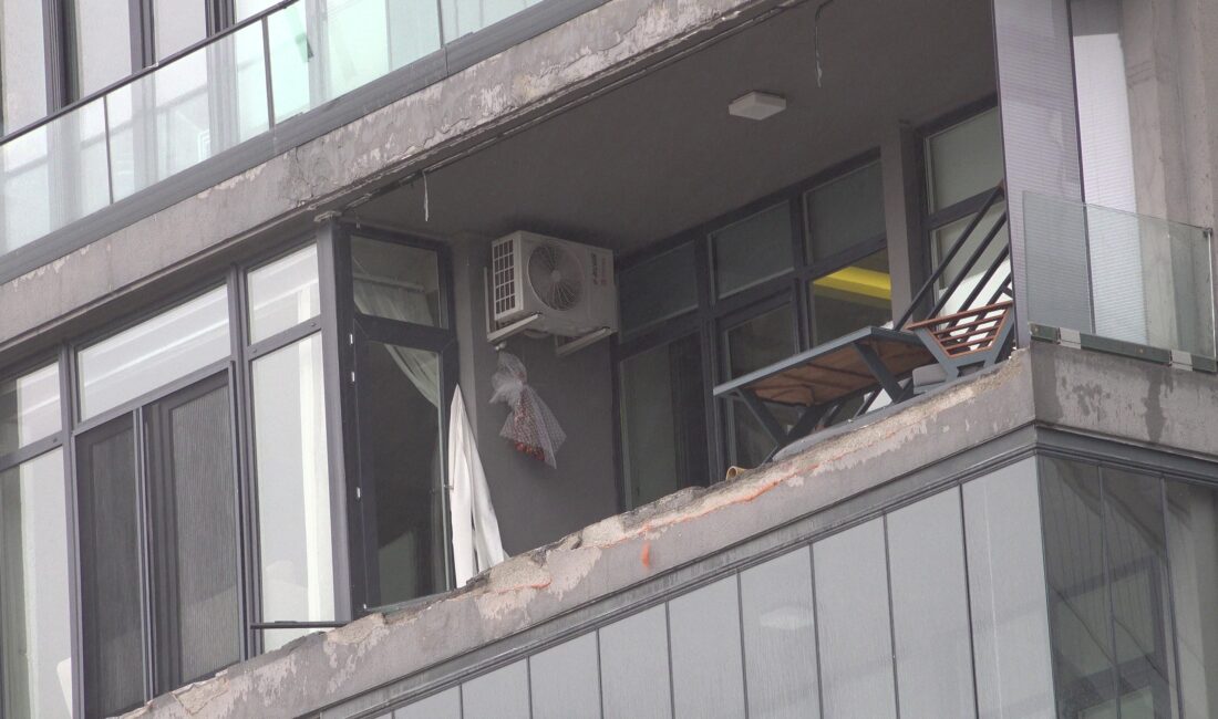 Bursa’da cam balkon lodosla beraber uçtu! Bursa’da etkili olan lodos hayatı felç etti. Önüne kattığını sürükleyen