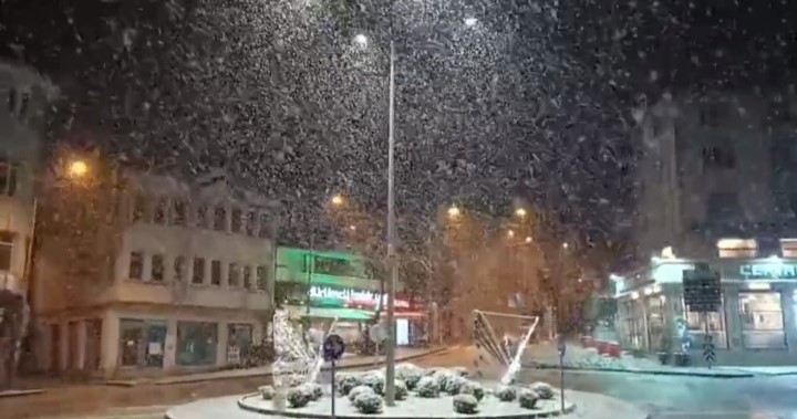 Bursa’da kar yağışı Bursa’da kar yağışı etkisini göstermeye başladı. Kent genelinde sabah saatleri