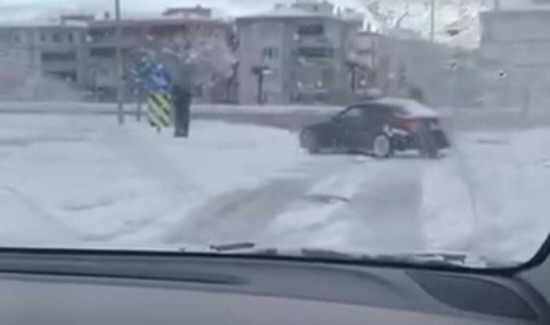 Bursa’da karlı drift tehlike saçtı! Bursa'da etkili olan kar yağışını fırsat bilen sürücü, otomobiliyle kavşakta