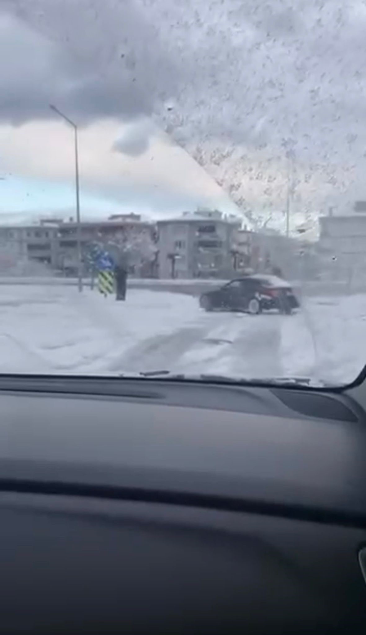 Bursa'da etkili olan kar yağışını fırsat bilen sürücü, otomobiliyle kavşakta