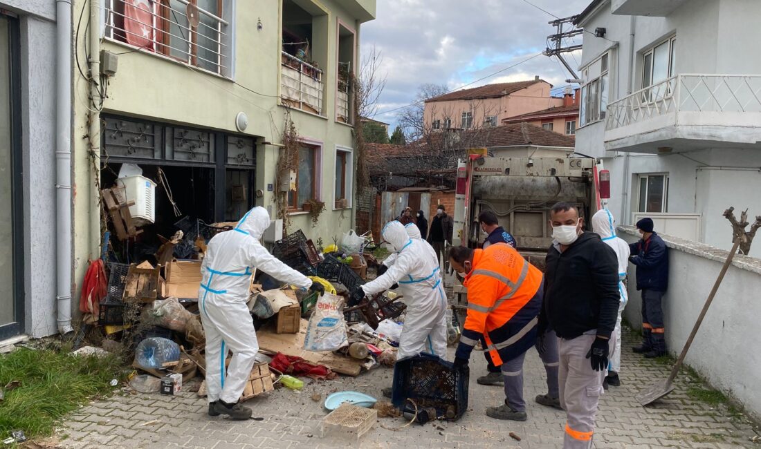 Bursa’da iki katlı çöp evden 9 kamyon çöp çıktı Nilüfer Belediyesi, Görükle Mahallesi’nde çöp eve dönüşen iki katlı müstakil