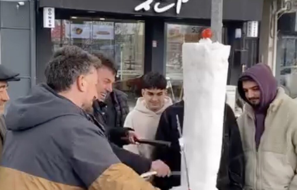 Bursa’da “kardan döner” ikramı Bursa'nın İnegöl ilçesinde bir döner ustası, kar yağışını fırsata çevirerek