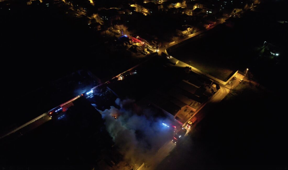Bursa’da palet fabrikasındaki yangın kontrol altına alındı Bursa'nın merkez Yıldırım ilçesinde bir ahşap palet fabrikasında çıkan yangın,