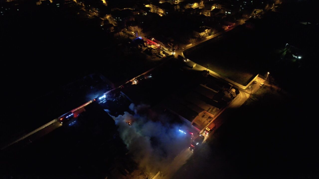 Bursa'nın merkez Yıldırım ilçesinde bir ahşap palet fabrikasında çıkan yangın,