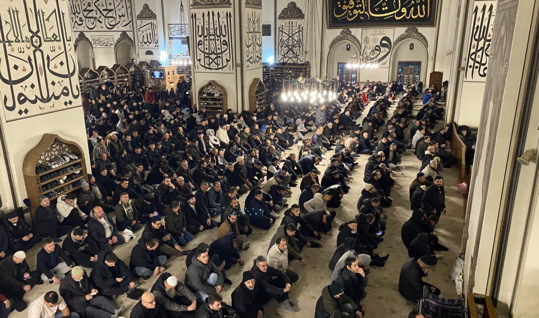 Bursalılar Miraç Kandili’nde Ulu Cami’ye akın etti Bursa'da Miraç Kandili dolayısıyla vatandaşlar camilere akın ederek mübarek geceyi