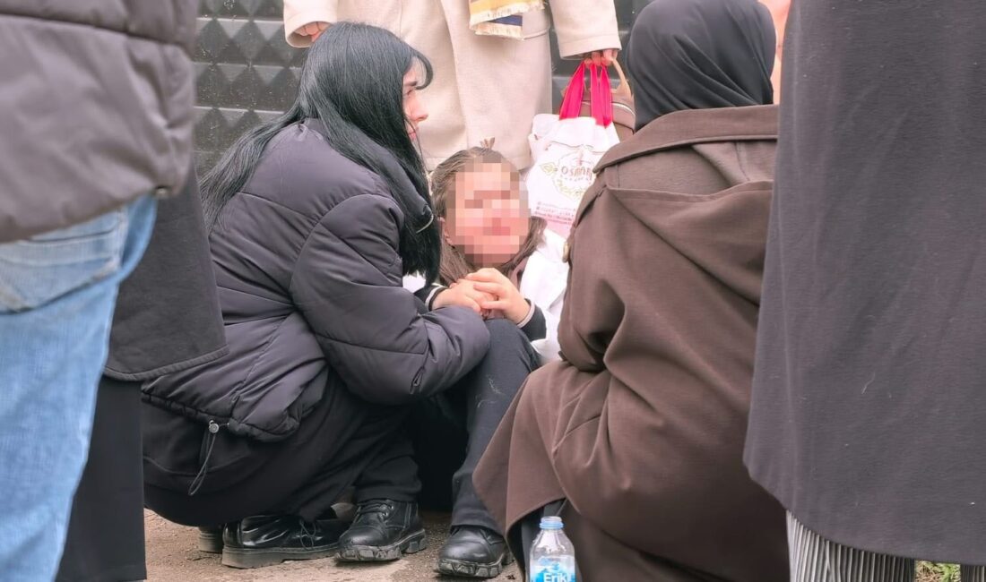 Bursa’da karne günü şoku yaşadı! Bursa'nın İnegöl ilçesinde 2 otomobilin çarpışması sonucu 2 kişi yaralandı.