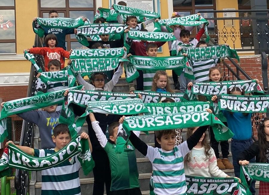 Karne sevinci Bursaspor sevgisi ile birleşince Bursa'da ilkokul öğrencileri karne sevincini Bursaspor coşkusuyla taçlandırdı. Tophane İlkokulu öğrencileri