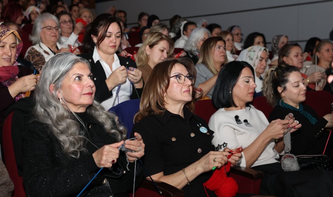 Bursa’da kadınlar iyilik için ilmek attı Bursa'da yüzlerce kadın aynı andı sinema salonunda toplanıp hem film
