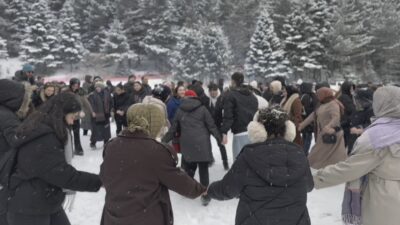 Bursa'da Kestel Belediyesi'nin düzenlediği Kış Festivali'ne vatandaşlar yoğun katılım sağlarken,