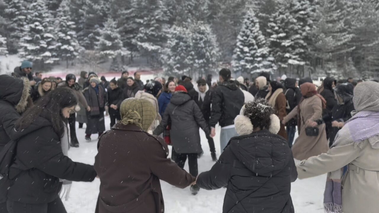 Bursa'da Kestel Belediyesi'nin düzenlediği Kış Festivali'ne vatandaşlar yoğun katılım sağlarken,