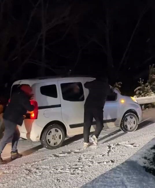 Bursa’da yolda mahsur kaldılar Bursa’nın İnegöl ilçesinde aralıklarla devam eden kar yağışı nedeniyle Oylat