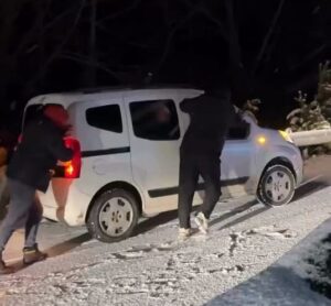 Bursa’nın İnegöl ilçesinde aralıklarla devam eden kar yağışı nedeniyle Oylat
