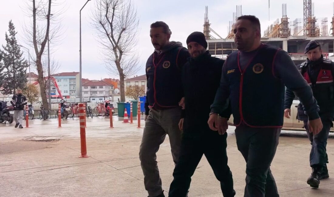 Bursa’da cezaevi firarisi iki kişi yakalandı Bursa'nın İnegöl ilçesinde cezaevinden firar ederek tekel bayine tüfekle ateş