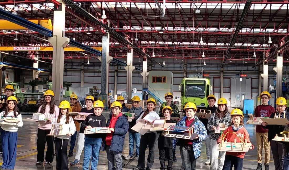 Bursa’da öğrenciler raylara indi Bursa Büyükşehir Belediyesi’nin ‘Yarıyıl Şenliği’ etkinliklerine katılan öğrenciler, BURULAŞ tesislerine ziyaret