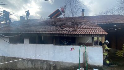 Bursa'nın İnegöl ilçesinde tek yaşayan adamın evi, yangında kullanılamaz hale