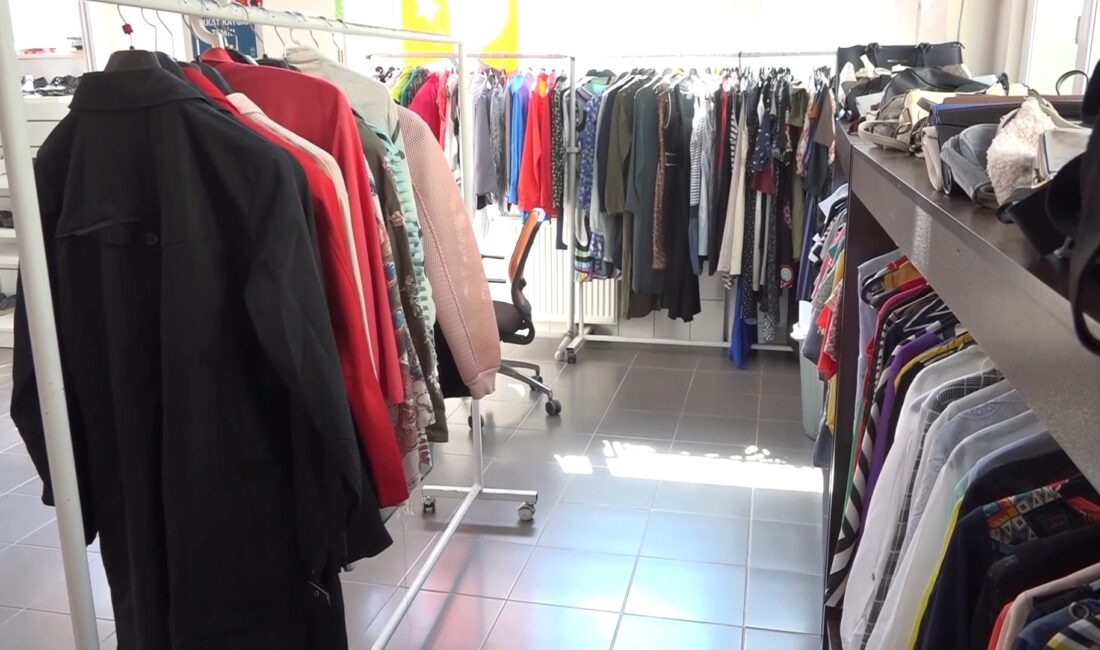 Bursa’da ‘Giymiyorsan Giydir’ uygulaması Bursa'da Nilüfer Belediyesi'nin hayata geçirdiği "Giymiyorsan Giydir" uygulamasıyla, vatandaşların bağışladığı