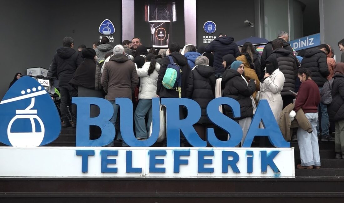 Bursa’da kuyruklar oluştu! Hafta sonunu Uludağ'da değerlendirmek isteyenler, sabahın erken saatlerinden itibaren teleferik