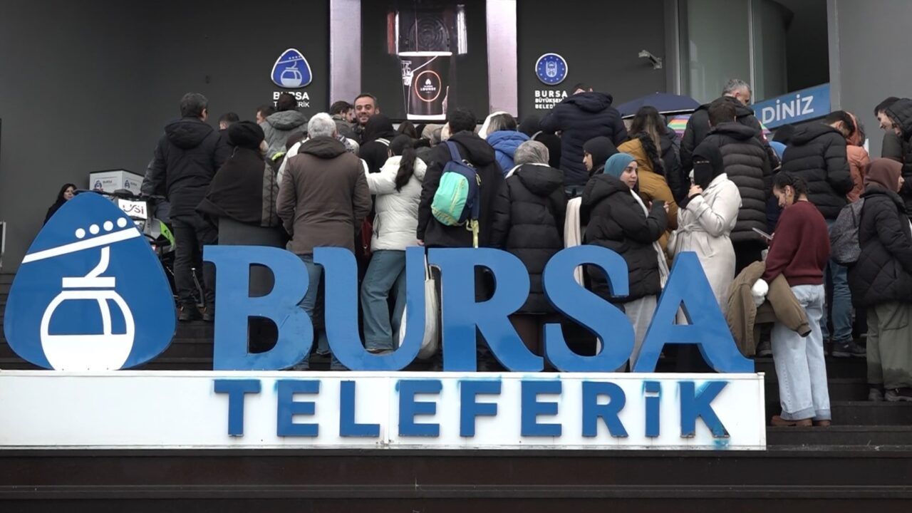 Hafta sonunu Uludağ'da değerlendirmek isteyenler, sabahın erken saatlerinden itibaren teleferik