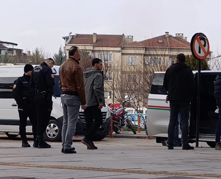 Bursa’da 2 kadının hayatını kaybettiği kazada sürücü tutuklandı Bursa’nın İnegöl ilçesinde ağaca çarpan otomobilde 2 kadının hayatını kaybettiği