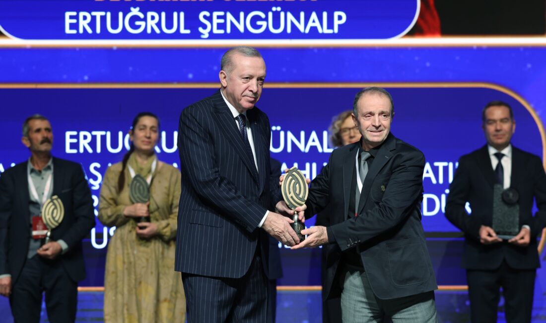 Bursa’da 680 yıllık devdâhlık mesleğinin son temsilcisi Cumhurbaşkanı Recep Tayyip Erdoğan'ın elinden "Yaşayan İnsan Hazineleri" ödülünü alan Bursalı
