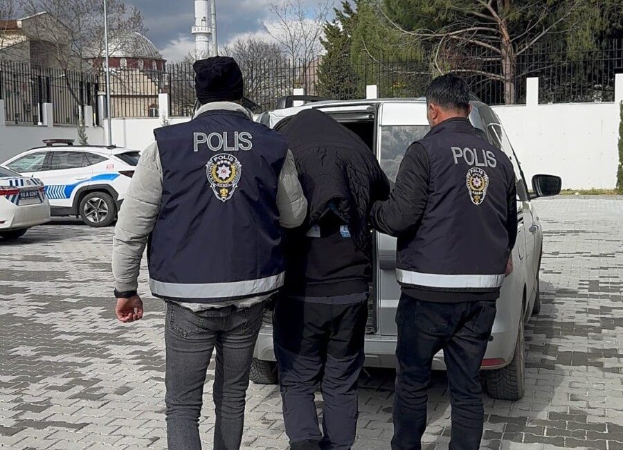 Bursa’da uyuşturucu taciri maddeleri bakın nereye bıraktı Bursa Orhangazi İlçe Emniyet Müdürlüğü ekiplerince uyuşturucu madde ticaretine yönelik